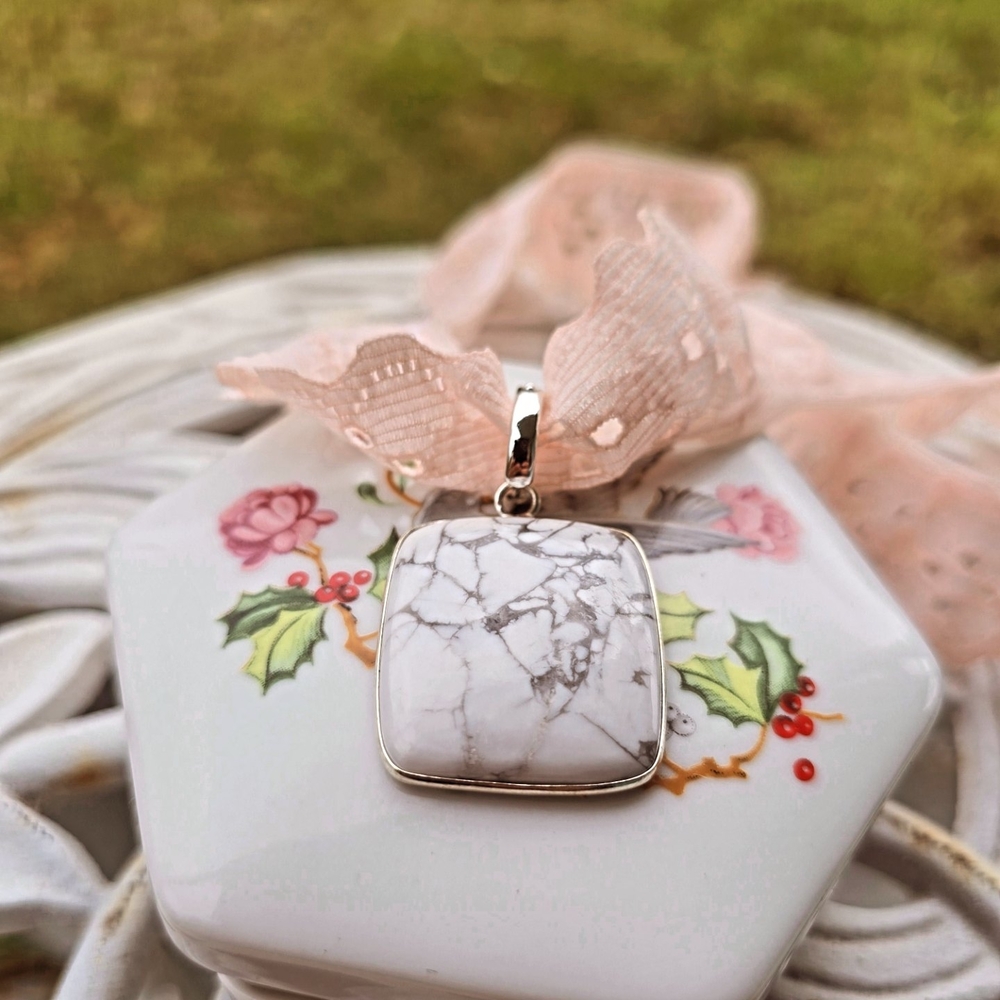 Handmade Howlite Necklace And Cute Box